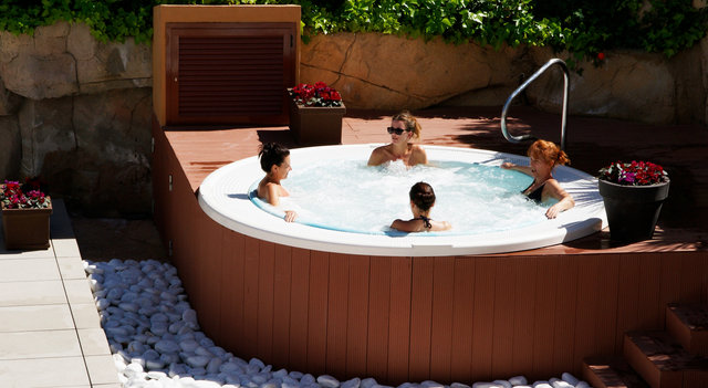 JACUZZI EXTÉRIEUR